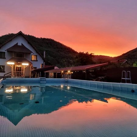 Conacul De Sub Munte Villa Novaci-Straini Ngoại thất bức ảnh